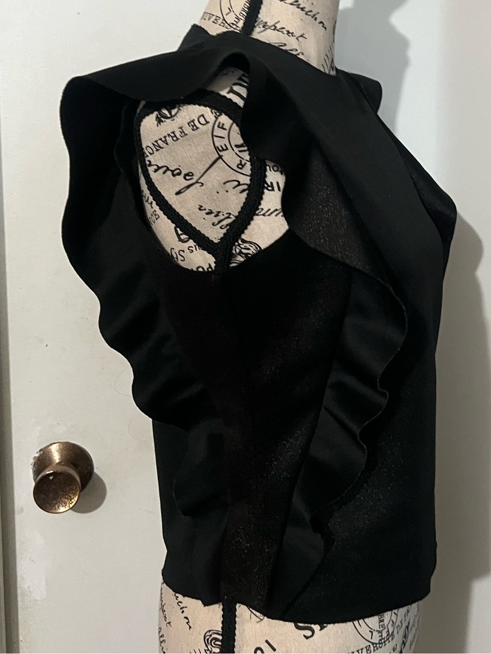 Design Lab Lord & Taylor Black Ruffle Sleeve Shell Top - Picture 4 of 7